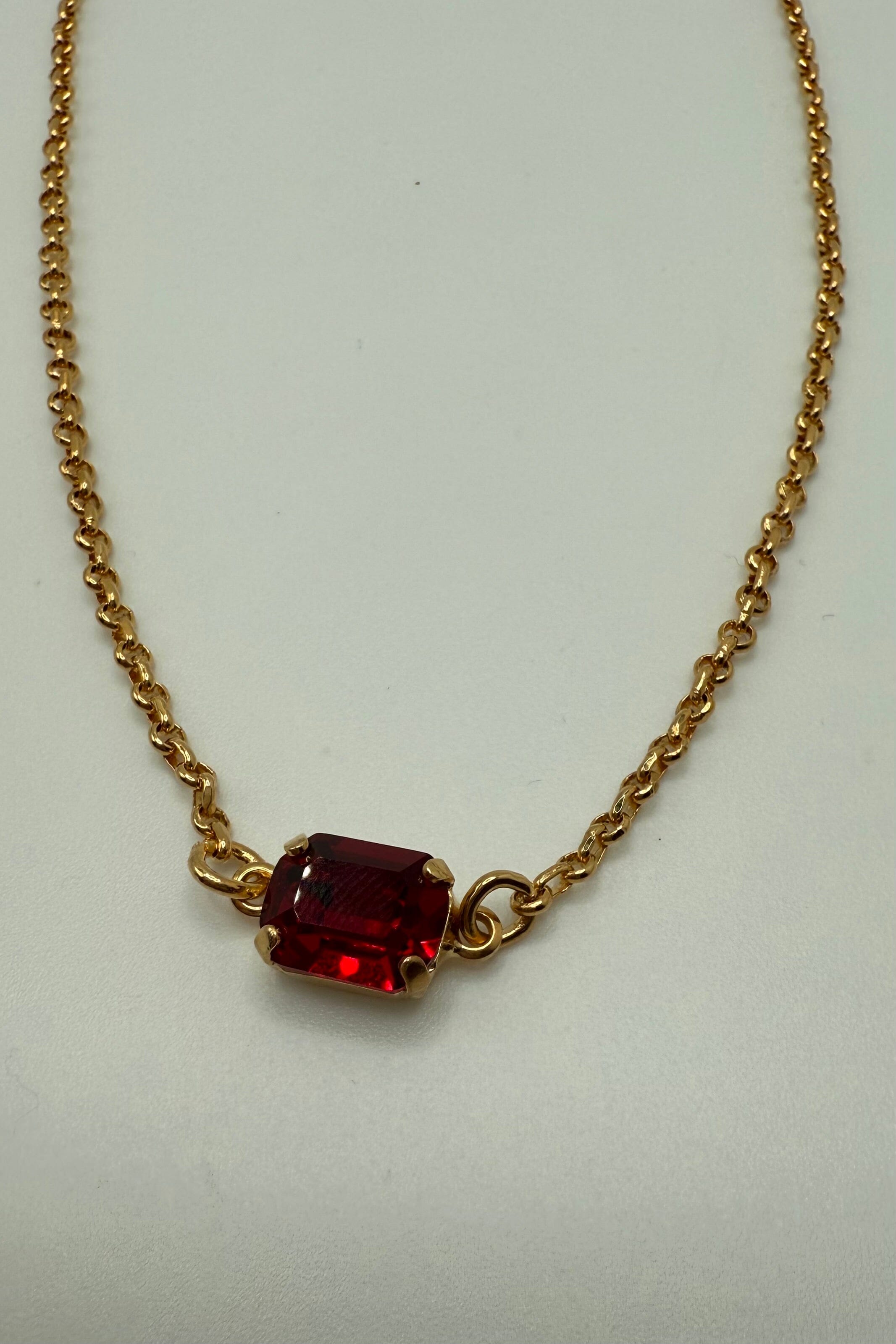 Small Emerald Choker Necklace in “Siam” in Yellow Gold BETTERBRANDJEWELRY Mariana