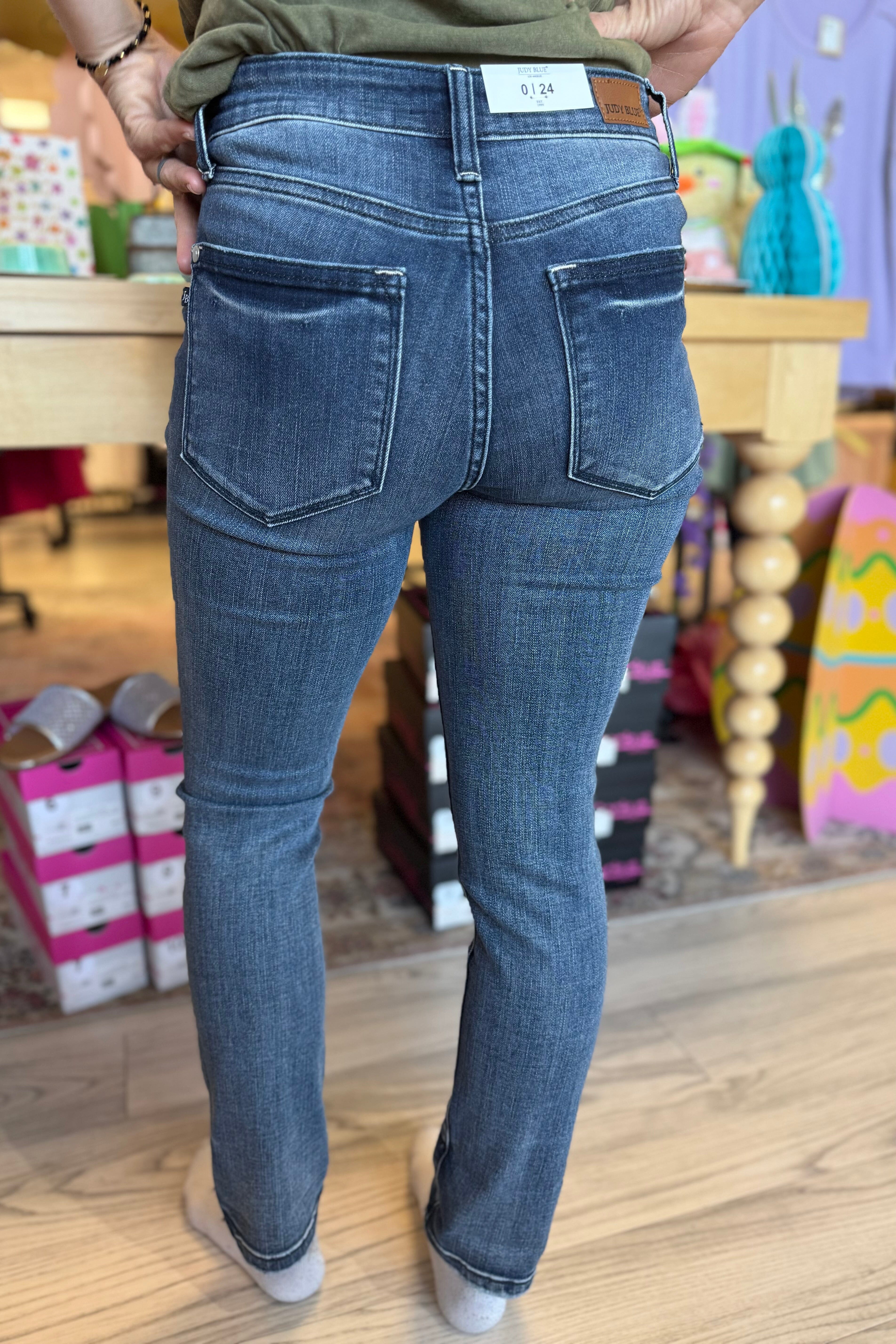 Mid Rise Cuffed Capri JEANS JUDY BLUE