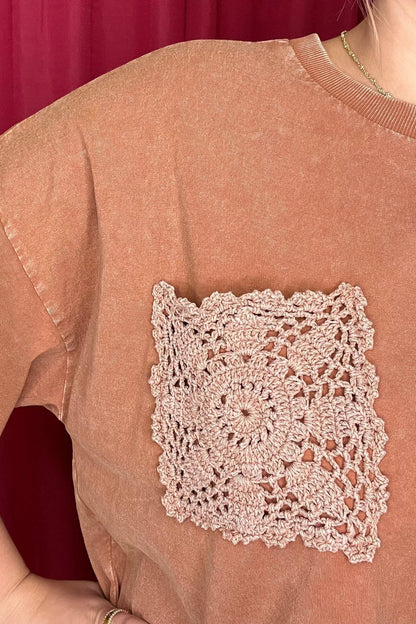 Short Sleeve Tee w/Crocheted Pocket JRTOP CASUAL TOP EASEL 