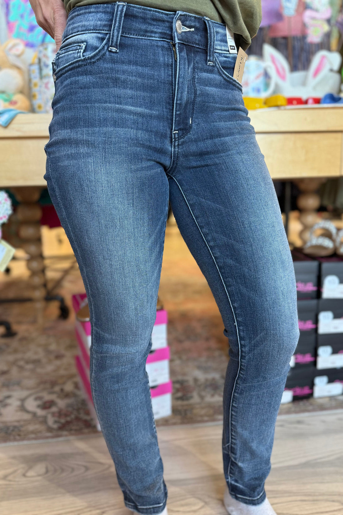 Mid Rise Cuffed Capri JEANS JUDY BLUE 