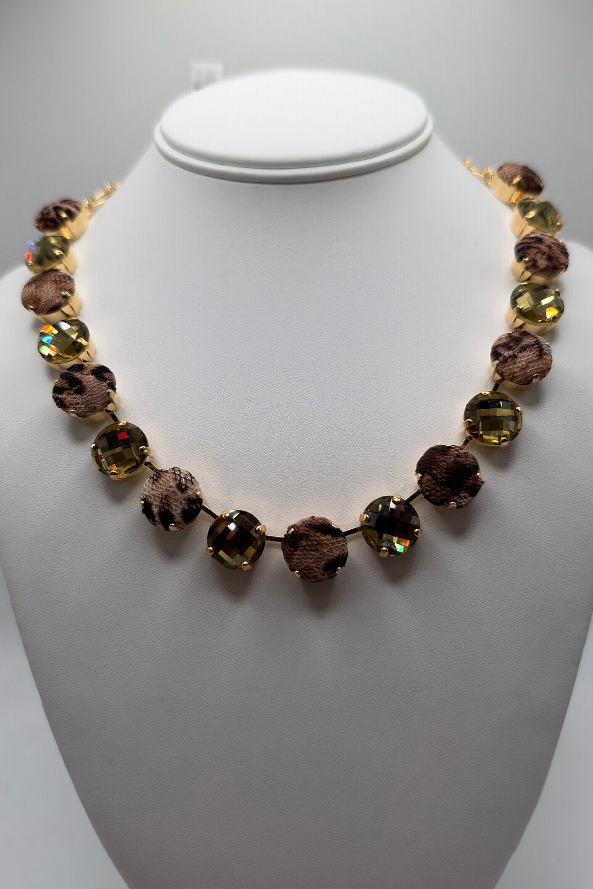 Extra Luxurious Round Necklace in "Leopard Fabric" - Yellow Gold